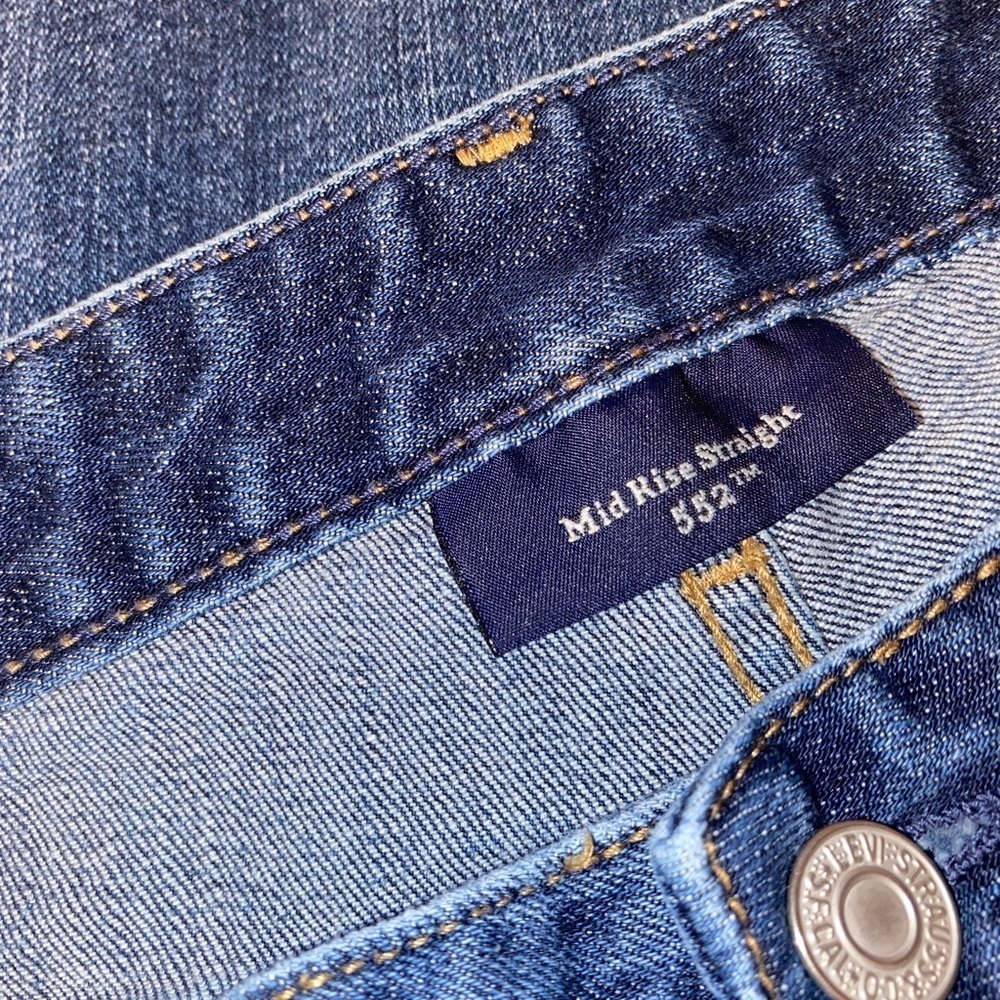 LEVI’S 552 Women’s Straight Leg Distressed Jeans in Medium BLU Wash Size 8 - Picture 5 of 7